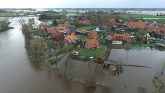 Eine Luftaufnahme zeigt den Ort Eissel umschlossen von Wasser. © NDR Foto: Mirco Seekamp