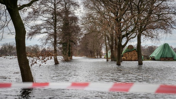 Wasser steht in einer Wohnstraße nahe der Wörpe in Lilienthal. © Focke Strangmann/dpa Foto: Focke Strangmann