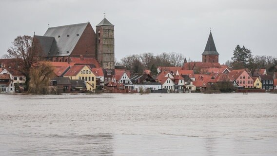 Das Hochwasser der Aller steht direkt vor den Häusern der Altstadt von Verden. © dpa 