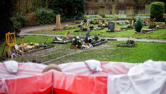 Ein mobiler Deich schützt Urnengräber auf dem Parkfriedhof  im Oldenburger Stadtteil Bümmerstede. © dpa Bildfunk Foto: Hauke-Christian Dittrich