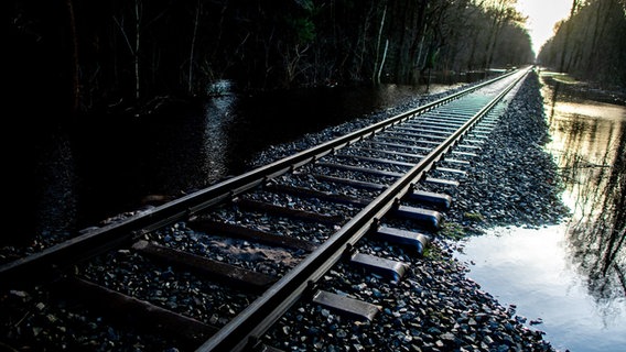 Wasser hat im Barneführer Holz die Gleise einer Bahnstrecke unterspült. © picture alliance/dpa | Hauke-Christian Dittrich Foto: Hauke-Christian Dittrich