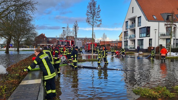 Die Feuerwehr im Einsatz beim Hochwasser in Verden am 30.12.2023. © Feuerwehr Verden Foto: Voigt
