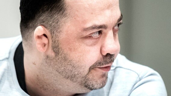 Der wegen Mordes an 100 Patienten angeklagte Niels Högel sitzt am Prozesstag im Gerichtssaal. © dpa-Bildfunk Foto: Hauke-Christian Dittrich