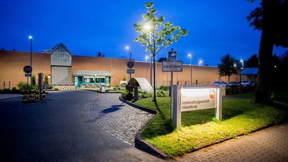 Ein Schild steht vor der Justizvollzugsanstalt im Stadtteil Kreyenbrück in der Ex-Krankenpfleger Niels Högel seine Strafe verbüßt. © dpa-Bildfunk Foto: Hauke-Christian Dittrich