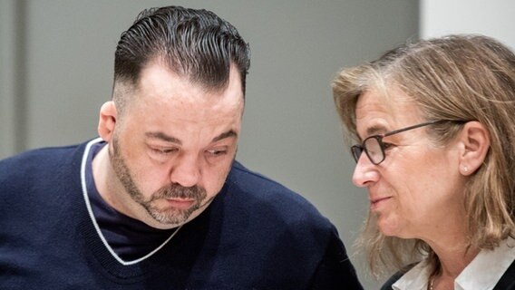 Der wegen Mordes angeklagte Niels Högel sitzt im Gerichtssaal neben seinen Anwältinnen Ulrike Baumann (m.) und Kirsten Hüfken (r.). © dpa-Bildfunk Foto: Hauke-Christian Dittrich