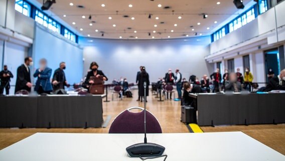 Die Angeklagten und Rechtsanwälte kommen zum Prozessbeginn in einen Saal der Weser-Ems-Hallen, in die das Landgericht aus Platzgründen den Prozess verlegt hatte. © dpa-Bildfunk Foto: Sina Schuldt/dpa