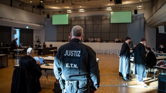Ein Justizbeamter steht im Gerichtssaal. © dpa-Bildfunk Foto: Sina Schuldt