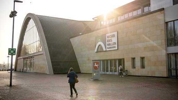 Die Weser-Ems-Halle von außen fotografiert. © picture alliance Foto: Sina Schuldt