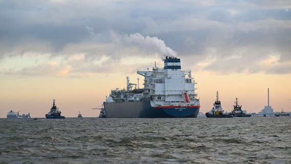 Das Spezialschiff "Höegh Esperanza" wird am Anleger in Wilhelmshaven festgemacht. © picture alliance/dpa | Sina Schuldt Foto: Sina Schuldt
