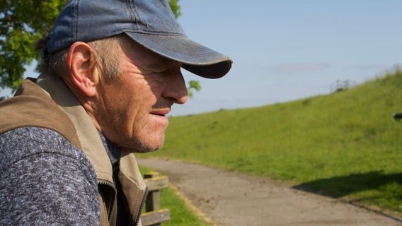 Landwirt Albert Smidt auf seinem Hof im ostfriesischen Bingum (Leer). © Peter Janßen 