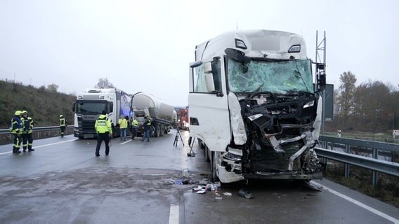 Ein Lkw steht nach einem Unfall zerstört an einer Unfallstelle. © TeleNewsNetwork 