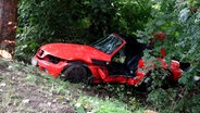 Ein Autowrack nach einem tödlichen Unfall bei Hude. © NonstopNews Foto: Kai Strömer