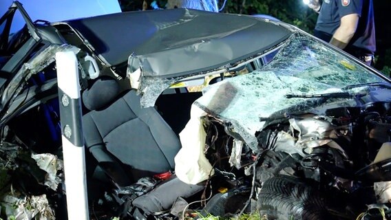 Ein total zerstörter Pkw nach einem Unfall in Hude © Nord-West-Media TV 