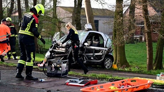 Ein beschädigter Pkw steht nach einem Unfall an einer Straße. © NonstopNews 