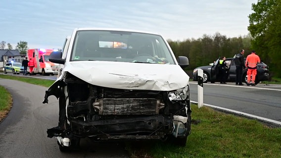 Einsatzkräfte sichern eine Unfallstelle bei Hude. © NonstopNews 