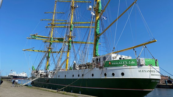 Das Schiff Alexander von Humboldt II hat einen Schaden am Mast. © NDR Foto: Christian Läßig