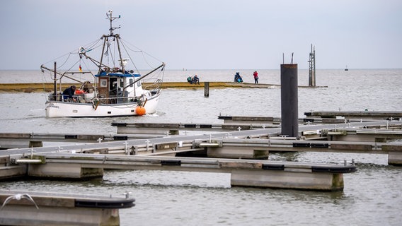 Ein Krabbenkutter fährt aus dem Hafen. © picture alliance Foto: Sina Schuldt