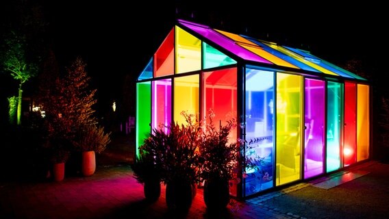 Ein illuminiertes Glashaus mit bunten Scheiben © dpa-Bildfunk Foto: Hauke-Christian Dittrich