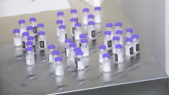 Mehrere Fläschchen des COVID-19-Impfstoff von Pfizer-Biontech stehen auf einem Tisch. © picture alliance/dpa/dpa-Zentralbild Foto: Stefan Sauer