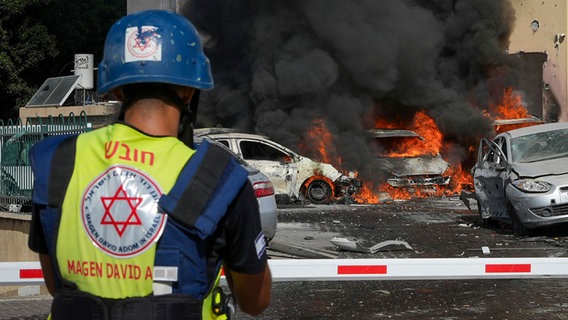 Ein Polizist in Isreal vor brennenden Autos © dpa-Bildfunk 