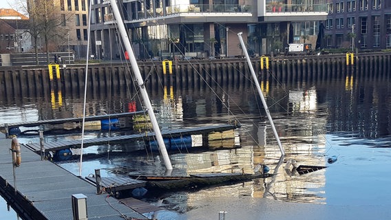 Im Hafen von Oldenburg sieht man die Masten einer untergegangenen Jacht © Wasserschutzpolizeiinspektion Oldenburg 