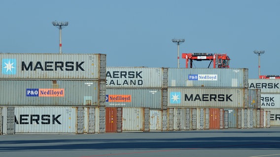 Container der Containerschifflinien Maersk und P&O Nedlloyd stehen in Wilhelmshaven am JadeWeserPort. © picture alliance / dpa Foto: Carmen Jaspersen