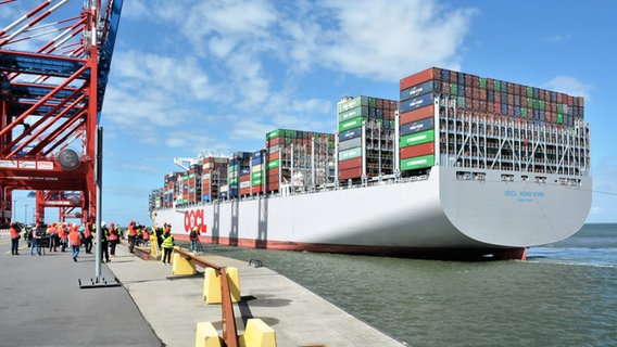 Ein Containerschiff liegt im JadeWeserPort. © JadeWeserPort Wilhelmshaven 