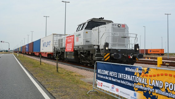 Ein Güterzug aus China kommt am Güterverkehrszentrum des JadeWeserPort an. © dpa-Bildfunk/JadeWeserPort 