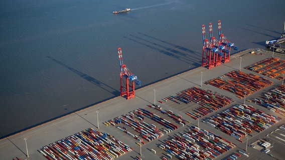 Luftaufnahme des Jade-Weser-Ports, Deutschlands einzigem Tiefwasserhafen. © picture alliance/dpa Foto: Stefan Rampfel
