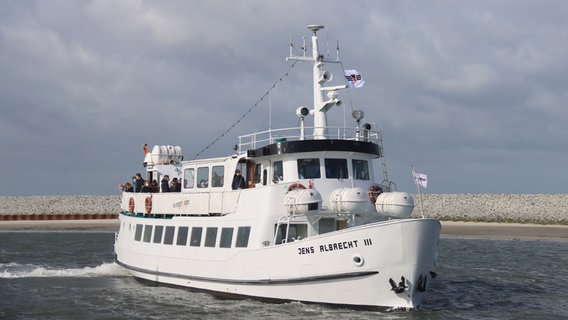 Die Fähre "Jens Albrecht III" läuft in den Hafen ein. (Archivbild) © picture alliance/dpa Foto: Peter Kuchenbuch-Hanken