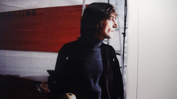 Ein Bild zeigt, wie der junge John Lennon melancholisch zur Seite blickt. © NDR Foto: Wilhelm Purk