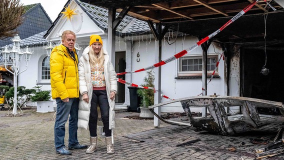 Oldenburg: Judith (l) und Mel, Schlagerduo, stehen vor ihrer Garage, in der in der Neujahrsnacht ein Feuer ausgebrochen ist. © picture alliance/dpa Foto: Sina Schuldt