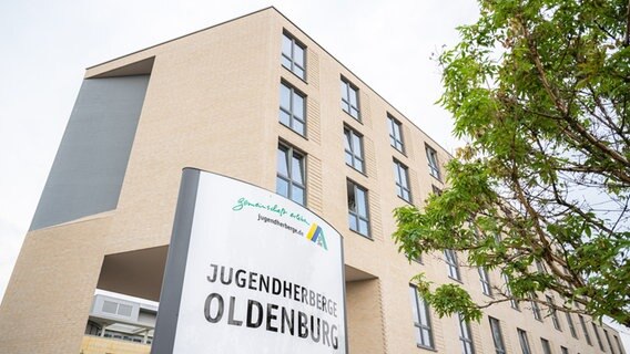 Das Eingangsschild einer Jugendherberge in Oldenburg. © dpa Foto: Mohssen Assanimoghaddam