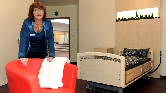 Die Leiterin des Kinder- und Jugendhospizes in Syke, Gaby Letzing, steht in einem Pflegezimmer. © dpa-Bildfunk Foto: Ingo Wagner