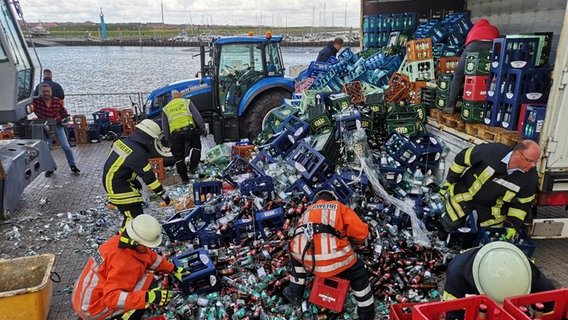 Zahlreiche zerbrochene Getränkeflaschen liegen im Juister Hafen. © Feuerwehr Juist Foto: Feuerwehr Juist