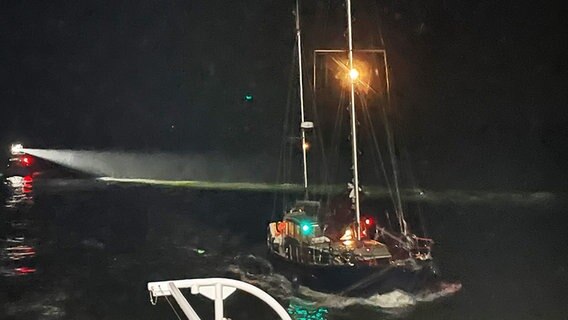 Ein Segelboot in der stürmischen Nordsee. Ein Segelboot in der stürmischen Nordsee. © Die Seenotretter – DGzRS