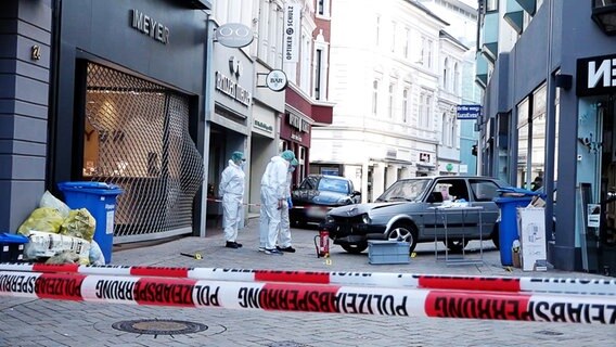 Ein Auto steht nach einem Einbruch neben einem Juwelier in der Oldenburger Innenstadt. © TV7 News 