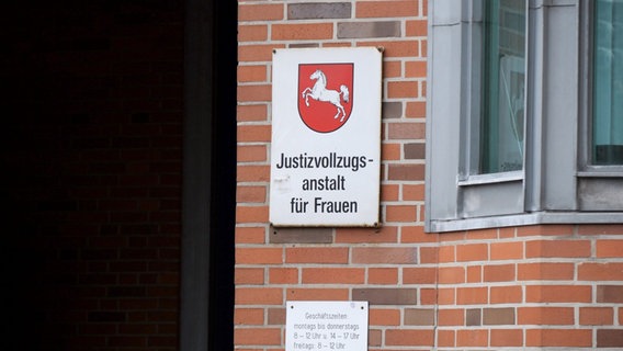 Ein Schild mit der Aufschrift «Justizvollzugsanstalt für Frauen» ist am Eingang zur Justizvollzugsanstalt Vechta zu sehen. © Jörn Hüneke/dpa/picture alliance Foto: Jörn Hüneke
