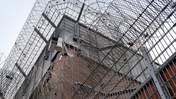 Mit Zäunen und Stacheldraht ist die Justizvollzugsanstalt (JVA) in Oldenburg gesichert. © dpa-Bildfunk 