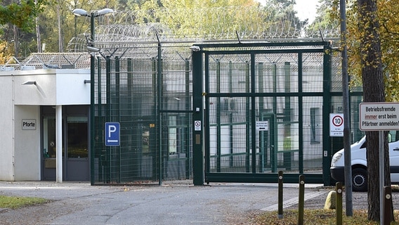 Mit Zäunen und Stacheldraht ist die Justizvollzugsanstalt (JVA) in Oldenburg gesichert. © dpa-Bildfunk 