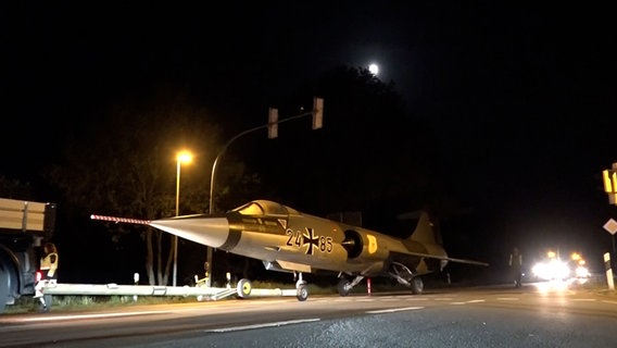 Kampfjets werden mit einem Schwertransport über eine Straße in Wittmund gefahren. © NonstopNews 