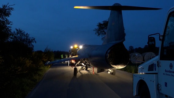 Kampfjets werden mit einem Schwertransport über eine Straße in Wittmund gefahren. © NonstopNews 