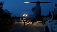 Kampfjets werden mit einem Schwertransport über eine Straße in Wittmund gefahren. © NonstopNews 