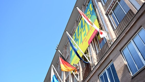Ein Banner mit der Aufschrift "Jetzt ist die Zeit" prangt an der Fassade des Nürnberger Rathauses am Hauptmarkt. © Pia Bayer/dpa Foto: Pia Bayer