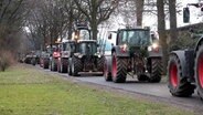 Landwirte fahren mit ihren Traktoren im Schritttempo durch den Landkreis vechta. © Nord-West-Media TV 