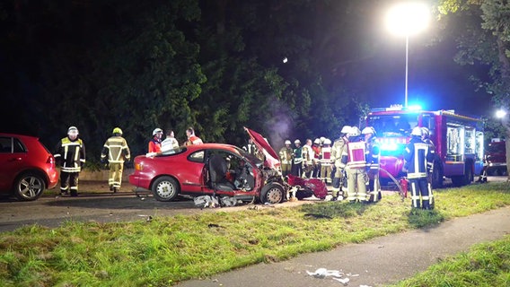 Feuerwehrleute und Sanitäter bei einem Unfall nahe Kirchseelte © Nord-West-Media TV 