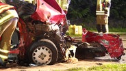 Feuerwehrleute und Sanitäter bei einem Unfall nahe Kirchseelte © Nord-West-Media TV 