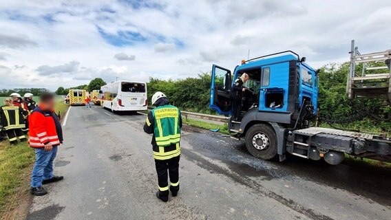 Rettungskräfte nach einem Unfall mit einem Lkw und einem Schulbus in Kirchweyhe © Nord-West-Media TV 