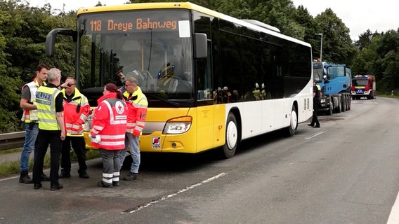 Rettungskräfte nach einem Unfall mit einem Lkw und einem Schulbus in Kirchweyhe © Nord-West-Media TV 