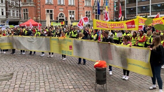 Bei einer Demonstration in Oldenburg halten Teilehmende ein langes Banner. © NDR Foto: Frank Jakobs